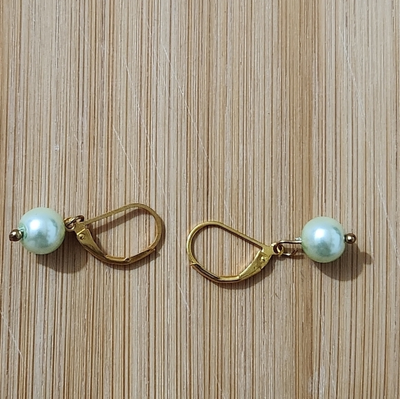 Hand Crafted Elegant Pastel Green Pearl Drop Earrings Pierced - Picture 6 of 7